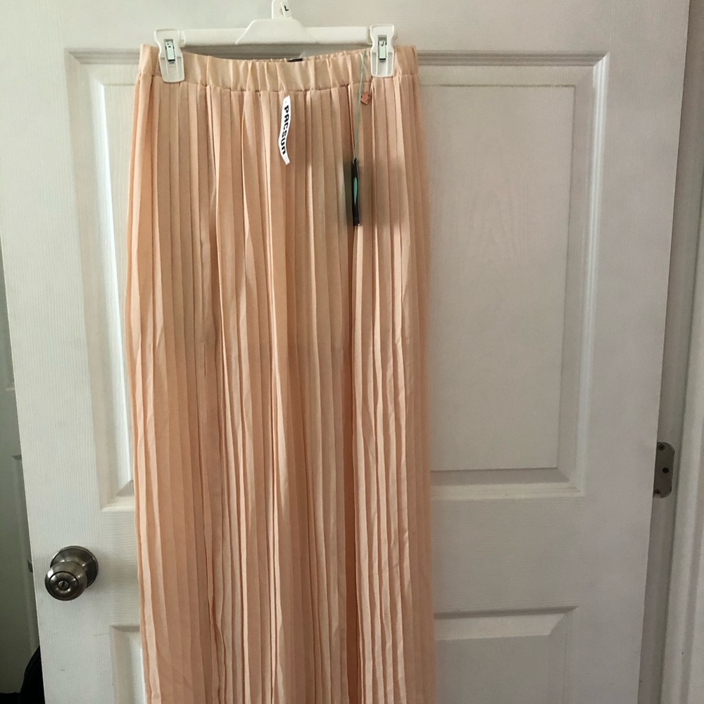 Blush pleated maxi skirt Kendall and Kylie